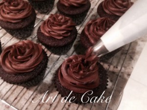 piping the buttercream 